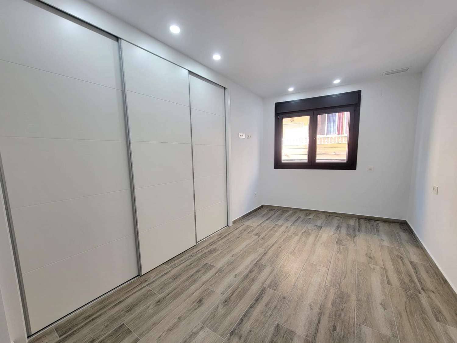 3 sypialnia Apartament na sprzedaż w Torrevieja z basenem garażem - 399 000 € (Ref: 10179968)