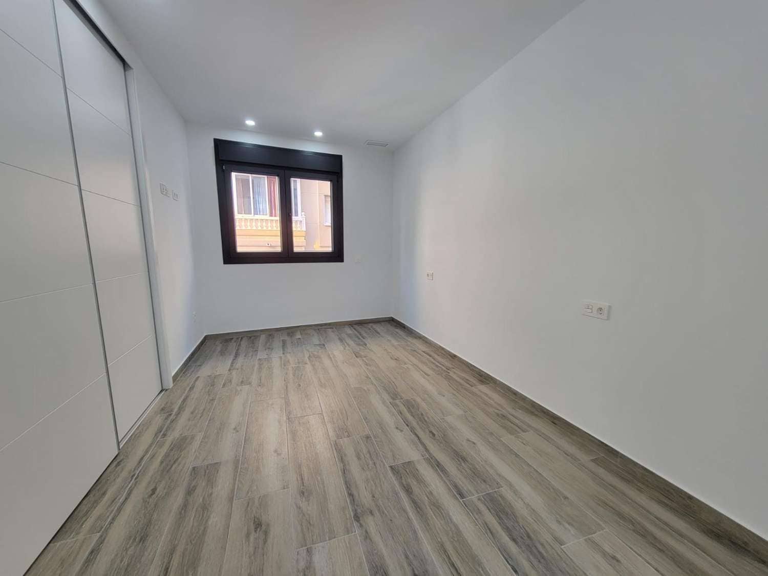 3 sypialnia Apartament na sprzedaż w Torrevieja z basenem garażem - 399 000 € (Ref: 10179968)