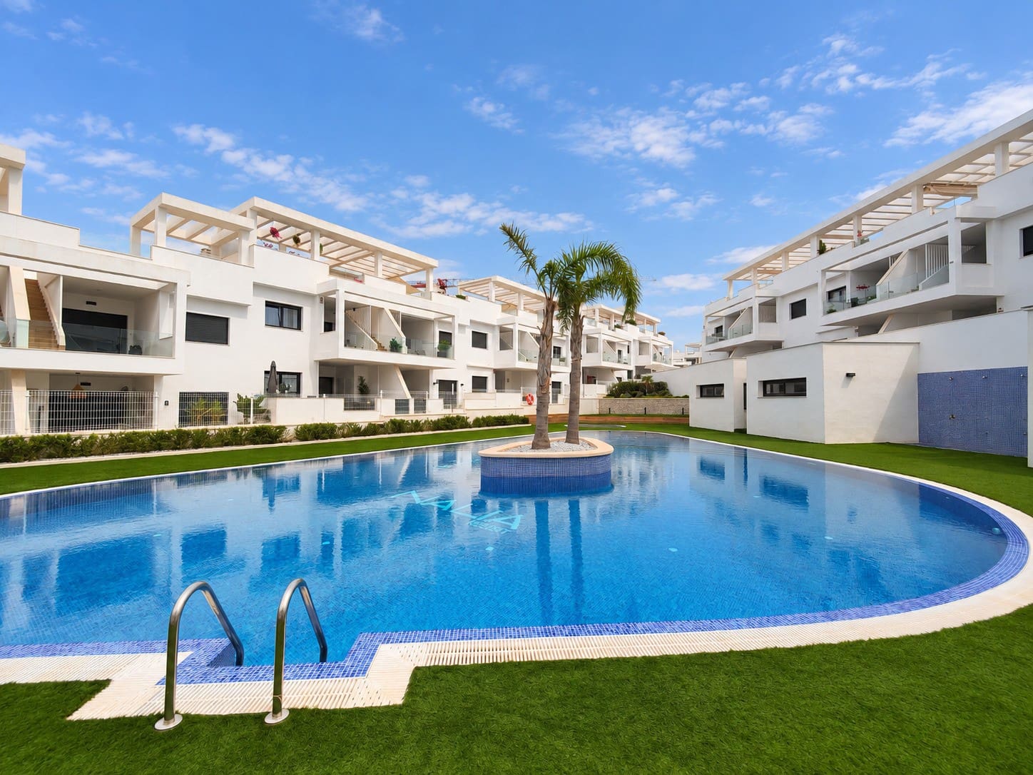 2 soveværelse Lejlighed til salg i Torrevieja med swimmingpool garage - € 359.990 (Ref: 10179969)