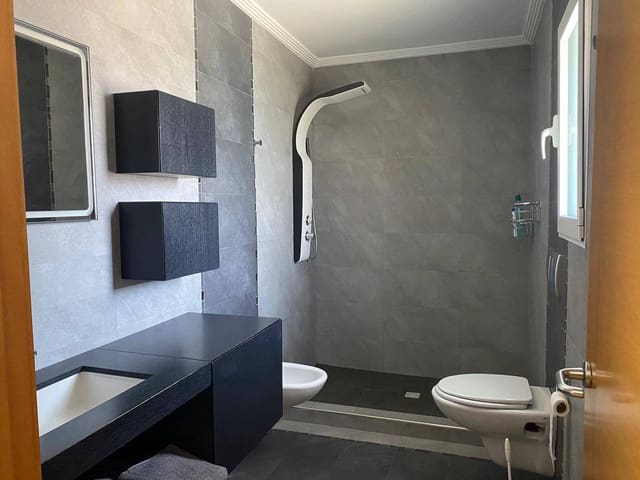 3 makuuhuone Huvila myytävänä paikassa Torrevieja mukana uima-altaan 
autotalli - 380 000 € (Ref: 8207212)