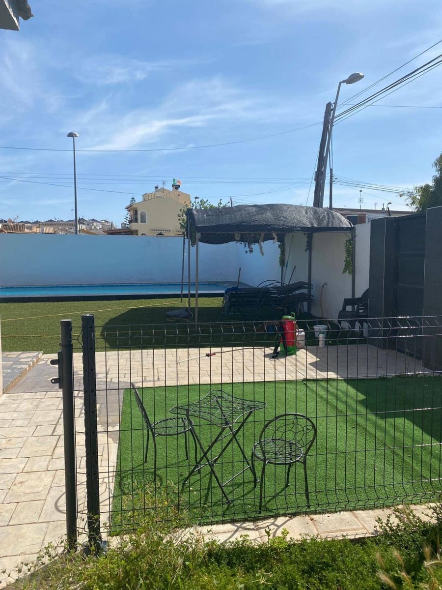 3 makuuhuone Huvila myytävänä paikassa Torrevieja mukana uima-altaan 
autotalli - 380 000 € (Ref: 8207212)