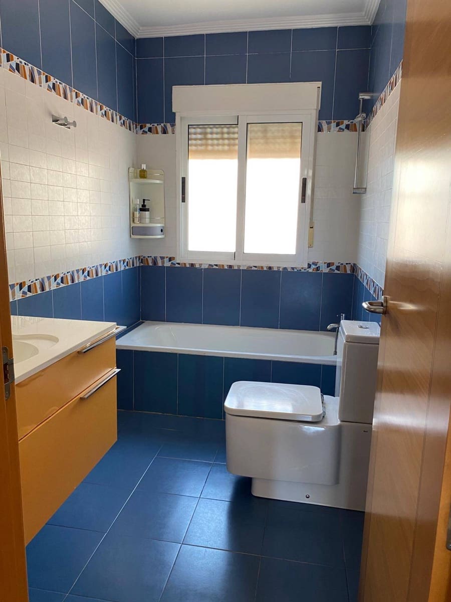 3 makuuhuone Huvila myytävänä paikassa Torrevieja mukana uima-altaan 
autotalli - 380 000 € (Ref: 8207212)