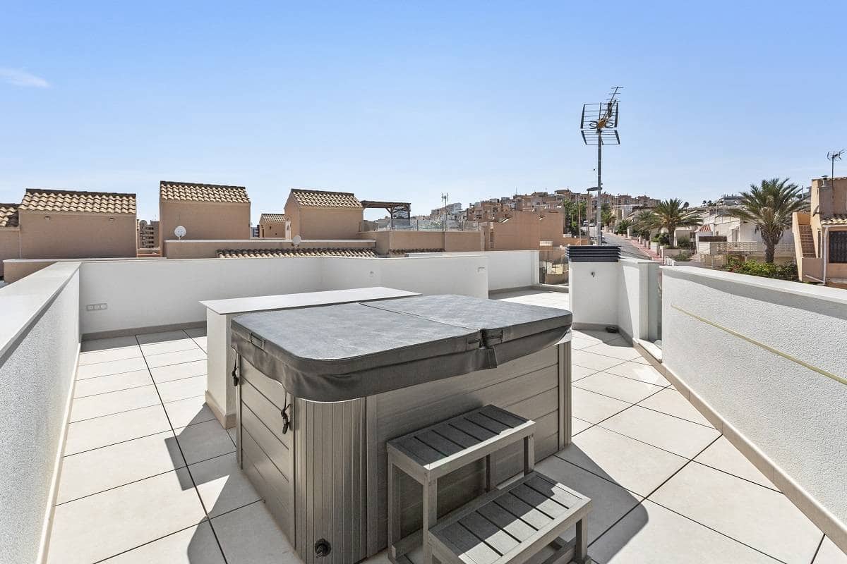 3 soveværelse Villa til salg i Torrevieja med swimmingpool garage - € 660.000 (Ref: 8207418)