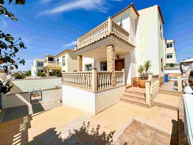 Chalet de 4 habitaciones en Orihuela en venta con piscina - 400.000 € (Ref: 8353759)