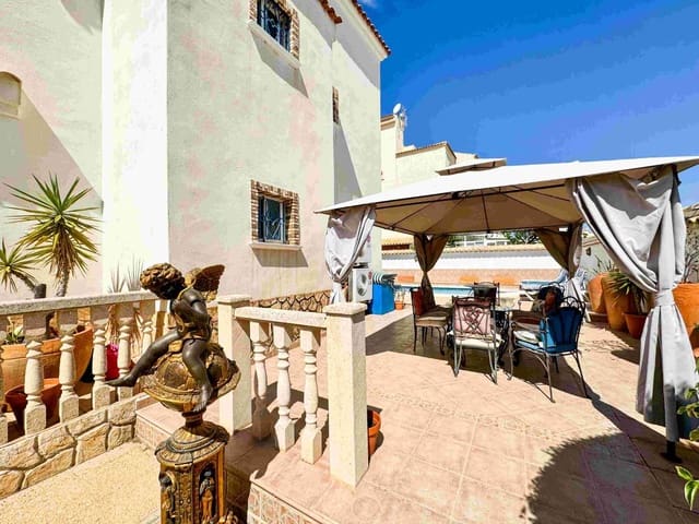 Chalet de 4 habitaciones en Orihuela en venta con piscina - 400.000 € (Ref: 8353759)