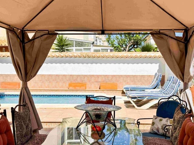 Chalet de 4 habitaciones en Orihuela en venta con piscina - 400.000 € (Ref: 8353759)