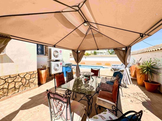 Chalet de 4 habitaciones en Orihuela en venta con piscina - 400.000 € (Ref: 8353759)