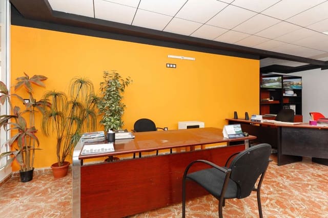 Kaupallinen myytävänä paikassa Torrevieja - 298 000 € (Ref: 8561277)