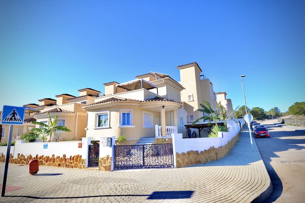 4 soveværelse Villa til salg i San Miguel de Salinas med swimmingpool garage - € 320.000 (Ref: 8759814)