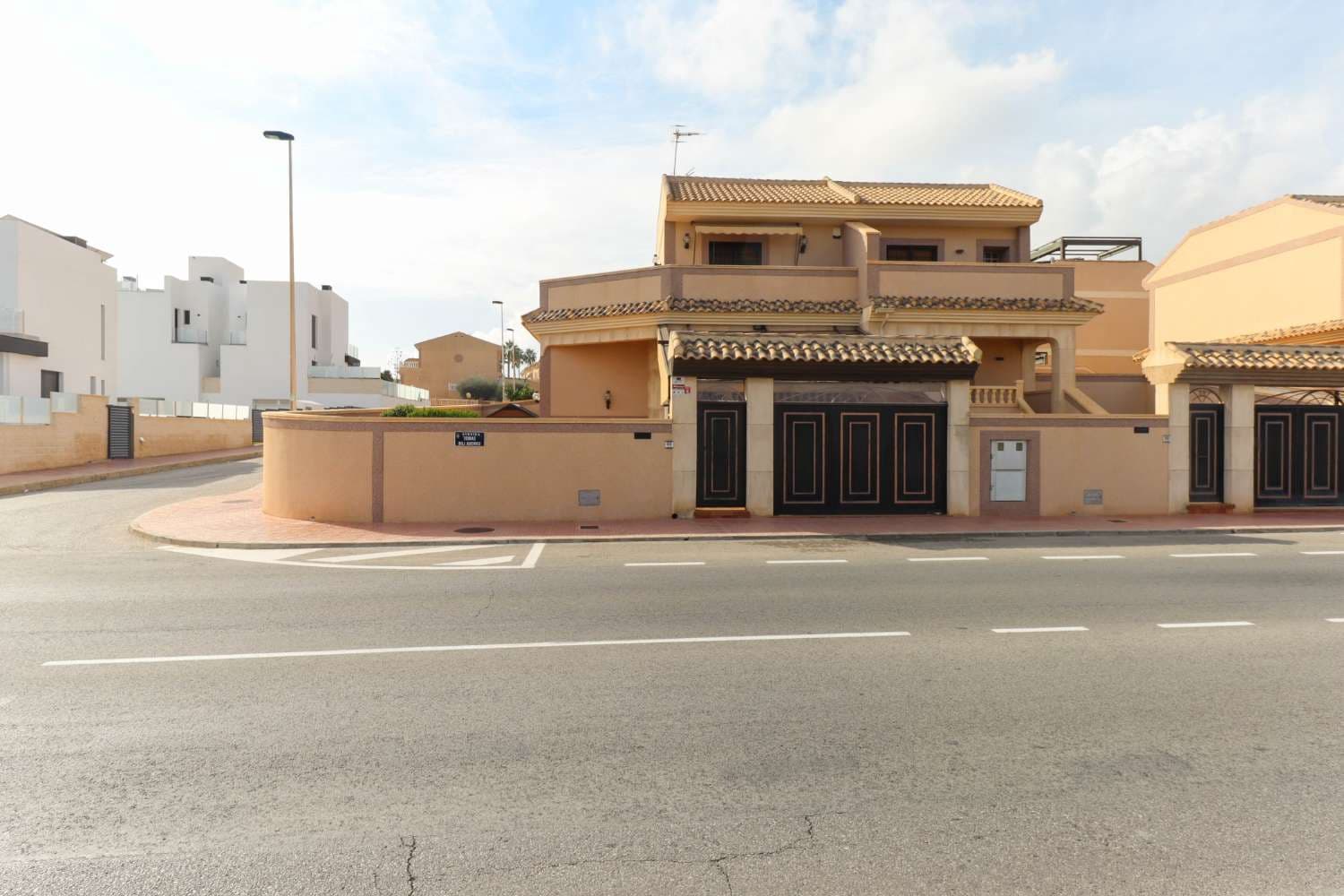 4 soveværelse Rækkehus til salg i Torrevieja med swimmingpool - € 450.000 (Ref: 8766668)