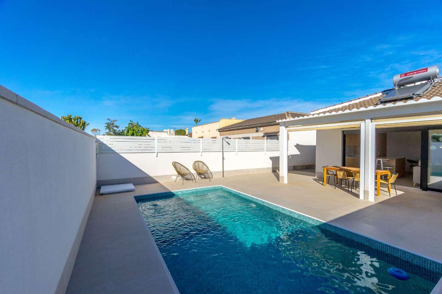 3 makuuhuone Huvila myytävänä paikassa Torrevieja mukana uima-altaan 
autotalli - 499 000 € (Ref: 8783570)