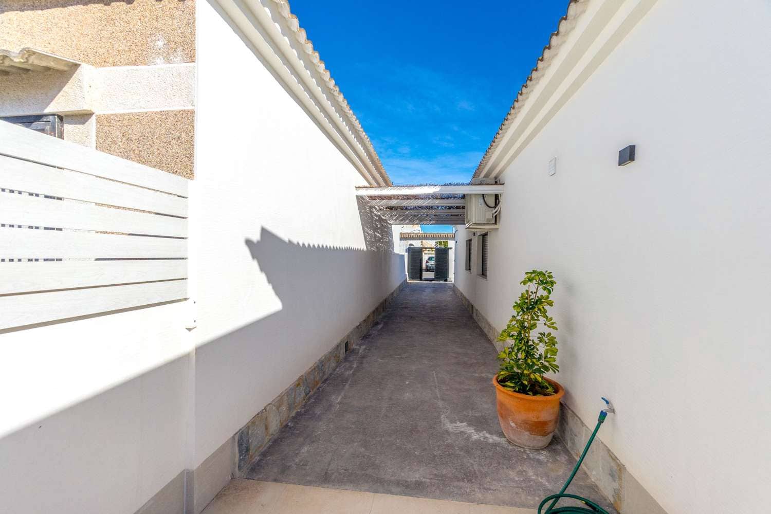 3 makuuhuone Huvila myytävänä paikassa Torrevieja mukana uima-altaan 
autotalli - 499 000 € (Ref: 8783570)