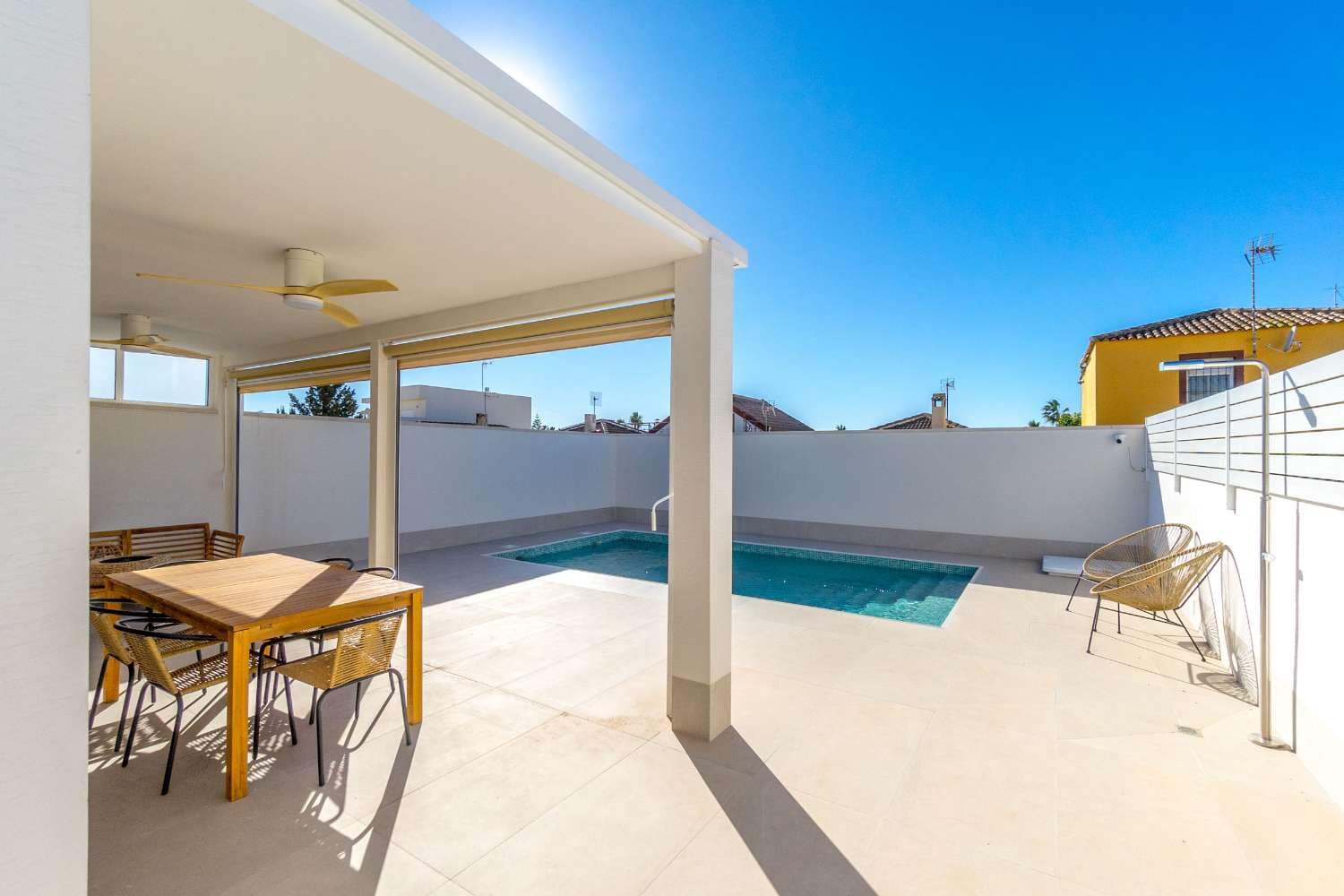 3 makuuhuone Huvila myytävänä paikassa Torrevieja mukana uima-altaan 
autotalli - 499 000 € (Ref: 8783570)