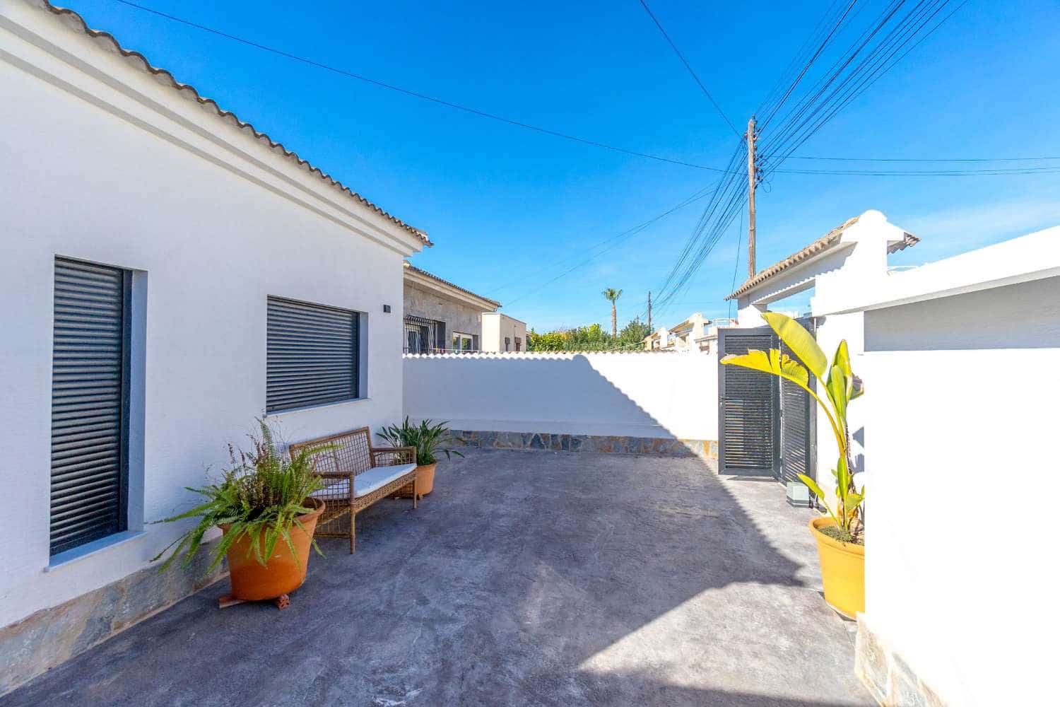 3 makuuhuone Huvila myytävänä paikassa Torrevieja mukana uima-altaan 
autotalli - 499 000 € (Ref: 8783570)