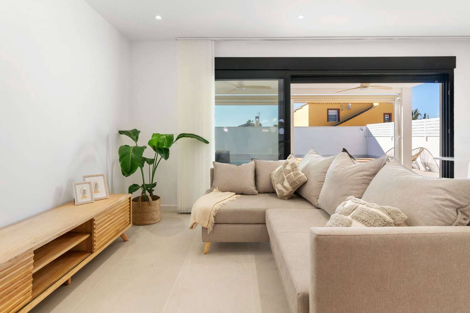 3 makuuhuone Huvila myytävänä paikassa Torrevieja mukana uima-altaan 
autotalli - 499 000 € (Ref: 8783570)