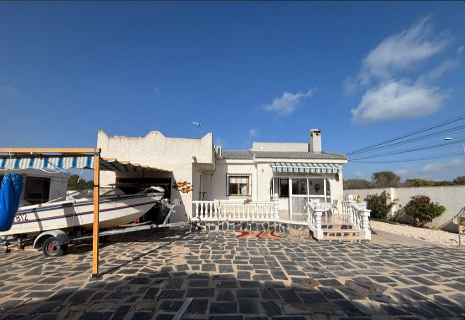 2 soveværelse Villa til salg i Torrevieja med swimmingpool garage - € 360.000 (Ref: 8817232)