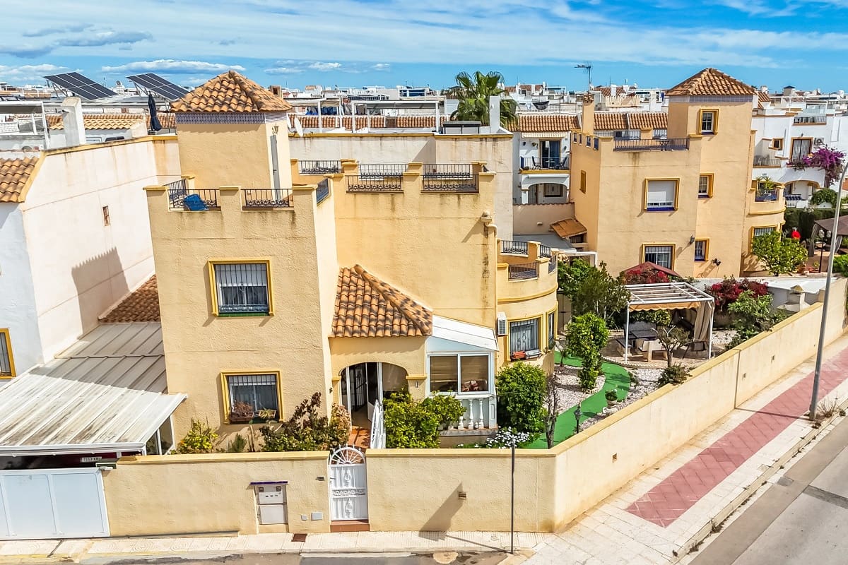 3 sypialnia Willa na sprzedaż w Orihuela Costa z basenem - 299 000 € (Ref: 8912802)
