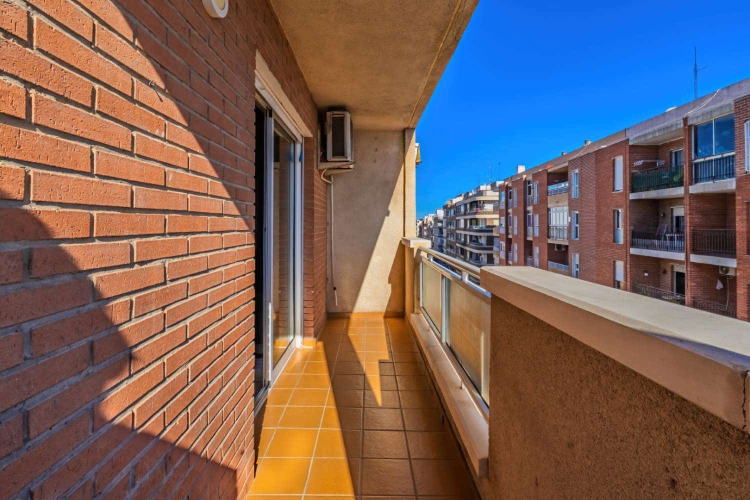 3 makuuhuone Asunto myytävänä paikassa Torrevieja - 215 000 € (Ref: 8969975)