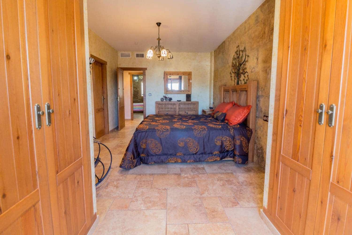 8 soveværelse Villa til salg i Redovan med swimmingpool - € 399.969 (Ref: 9023499)