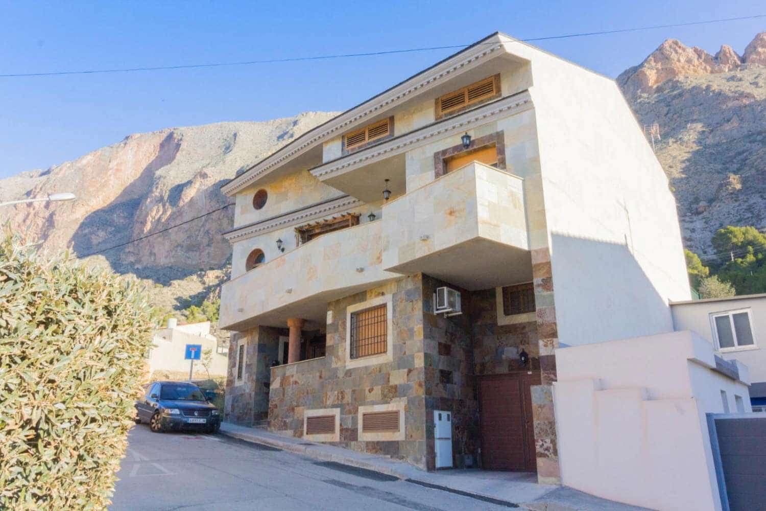 8 soveværelse Villa til salg i Redovan med swimmingpool - € 399.969 (Ref: 9023499)