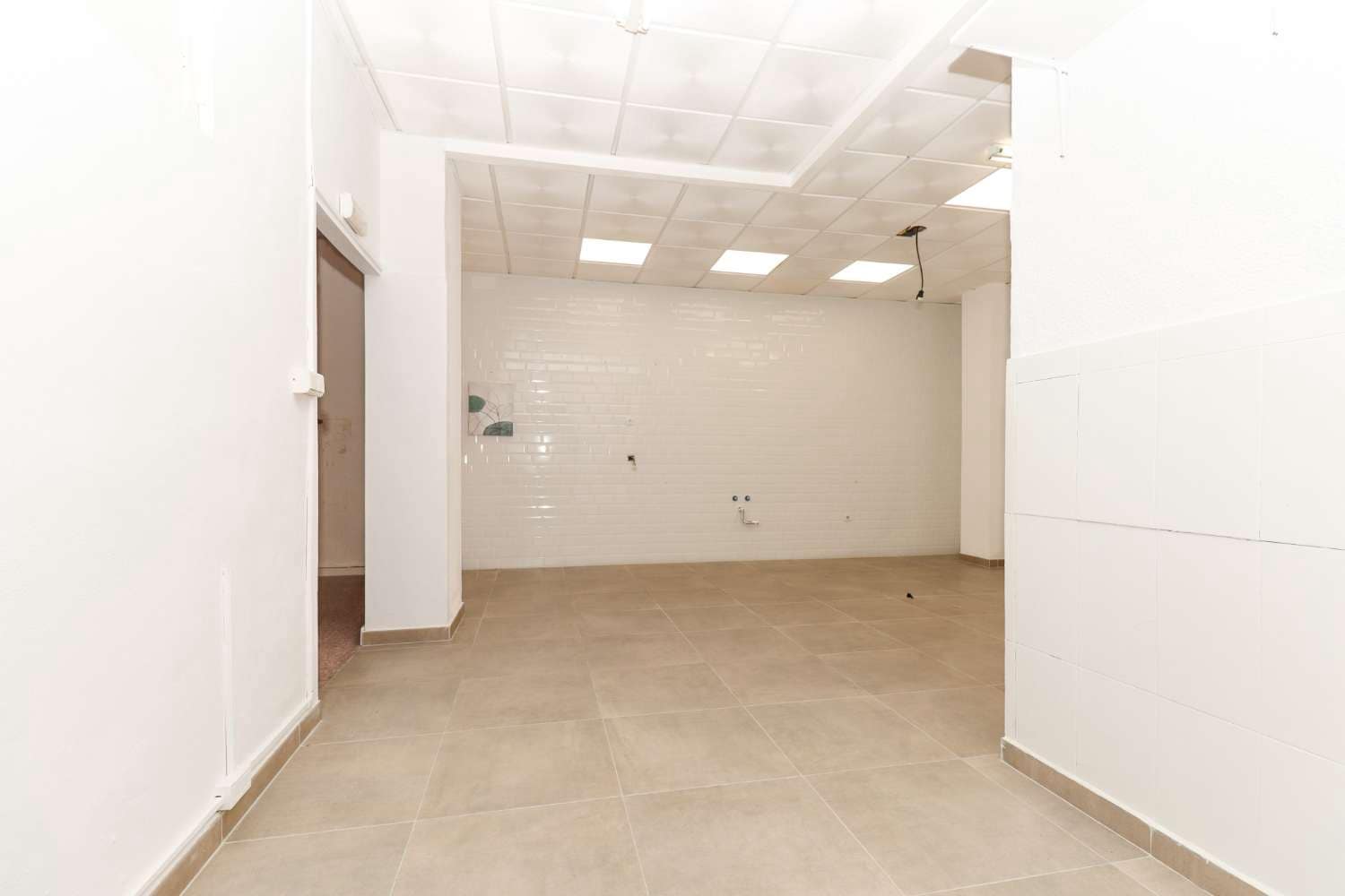 Kommersiell till salu i Torrevieja - 126 000 € (Ref: 9088563)