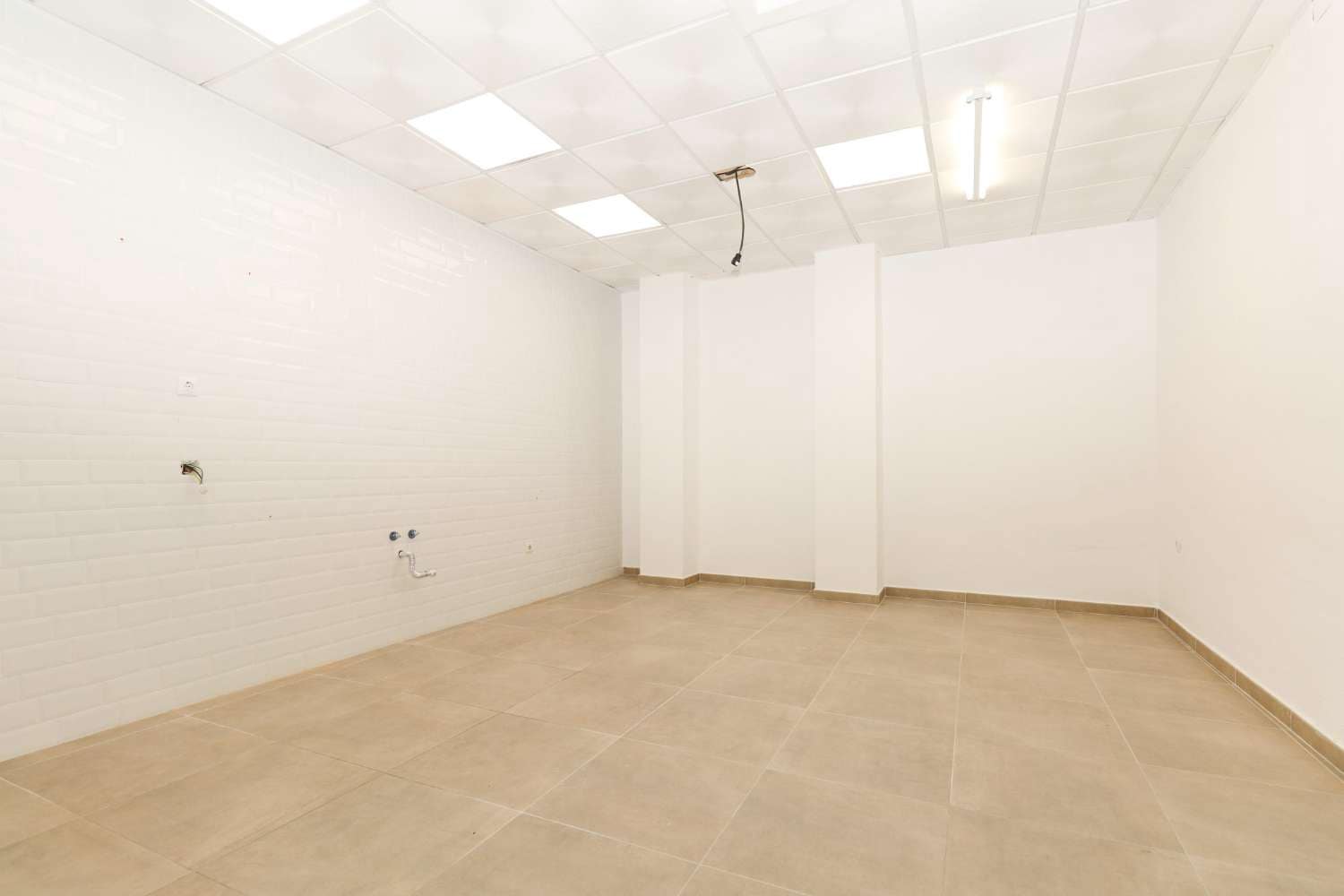 Kommersiell till salu i Torrevieja - 126 000 € (Ref: 9088563)