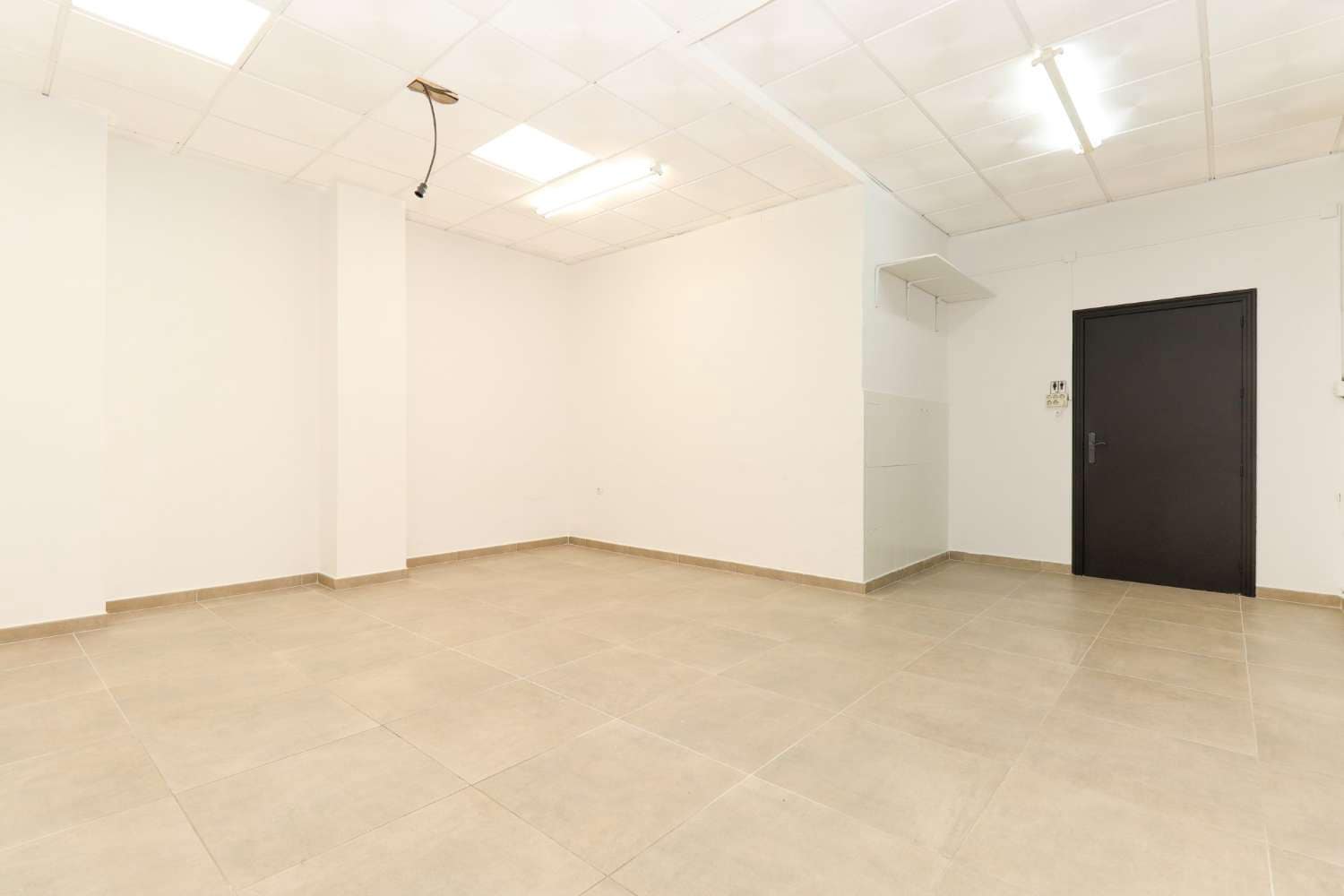 Kommersiell till salu i Torrevieja - 126 000 € (Ref: 9088563)