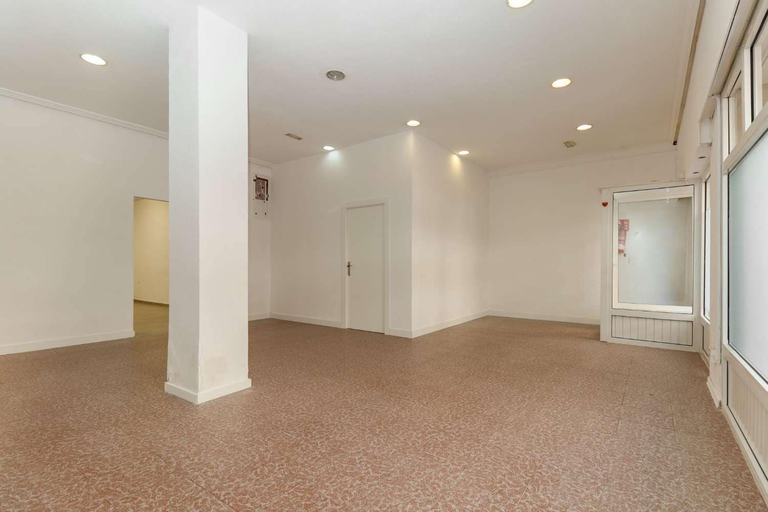 Kommersiell till salu i Torrevieja - 126 000 € (Ref: 9088563)