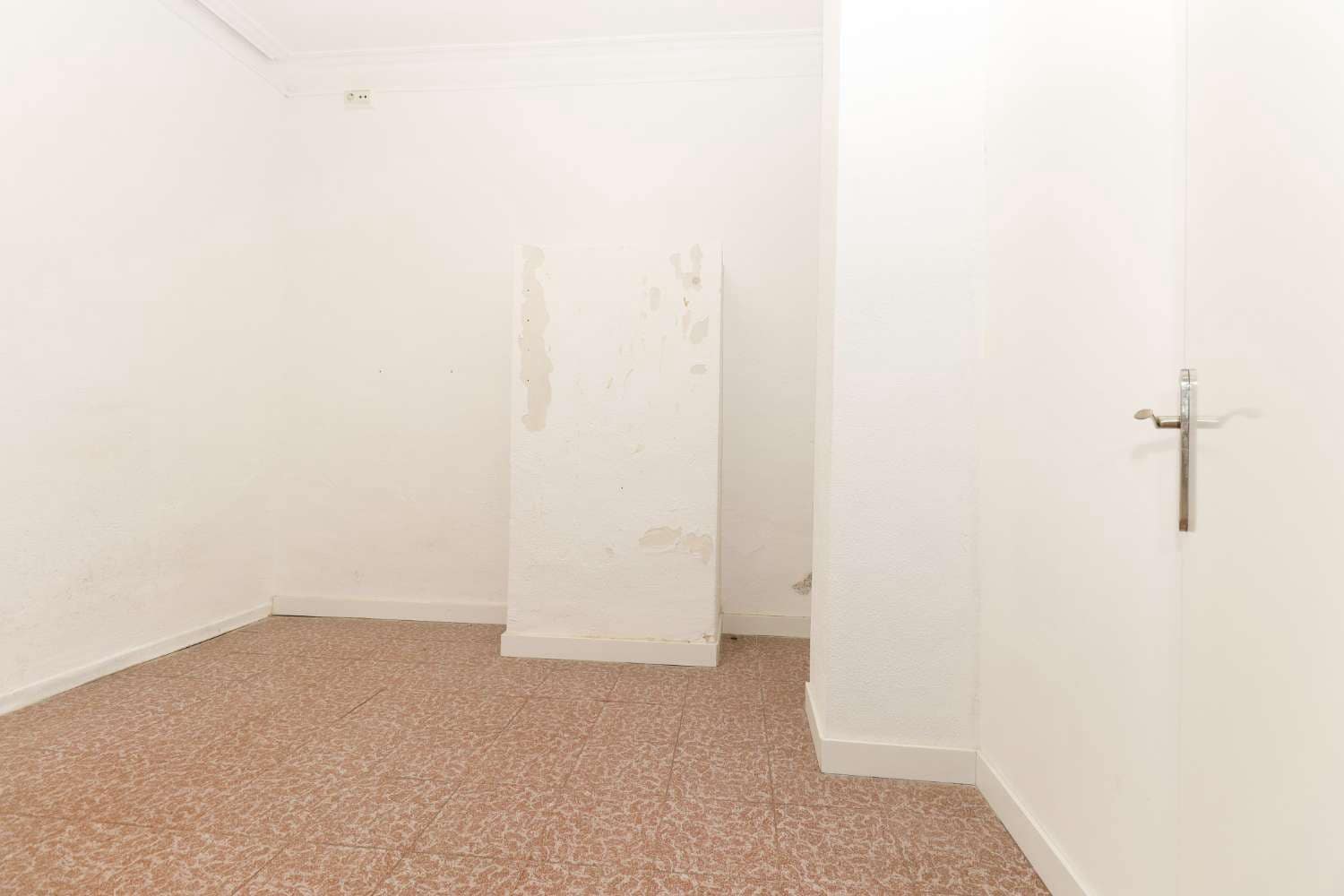 Kommersiell till salu i Torrevieja - 126 000 € (Ref: 9088563)