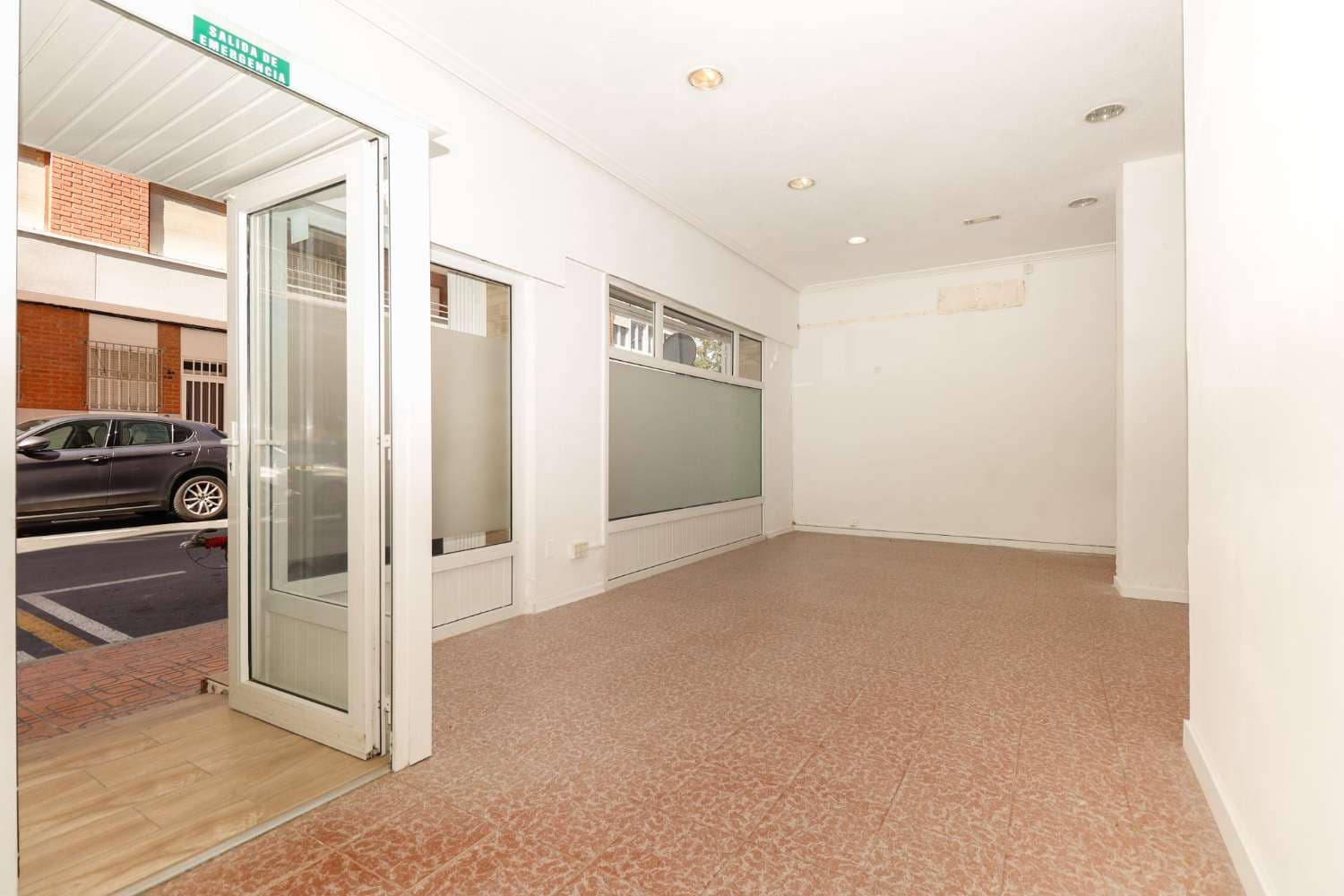 Kommersiell till salu i Torrevieja - 126 000 € (Ref: 9088563)