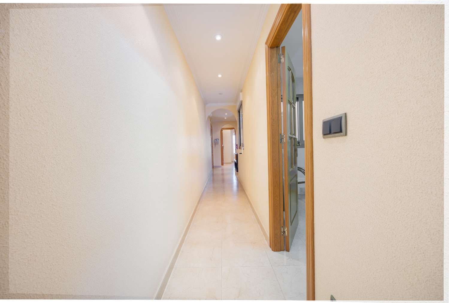 3 makuuhuone Huoneisto myytävänä paikassa Torrevieja mukana 
autotalli - 430 000 € (Ref: 9100579)