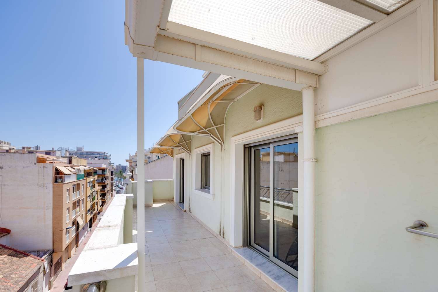 3 makuuhuone Huoneisto myytävänä paikassa Torrevieja mukana 
autotalli - 430 000 € (Ref: 9100579)