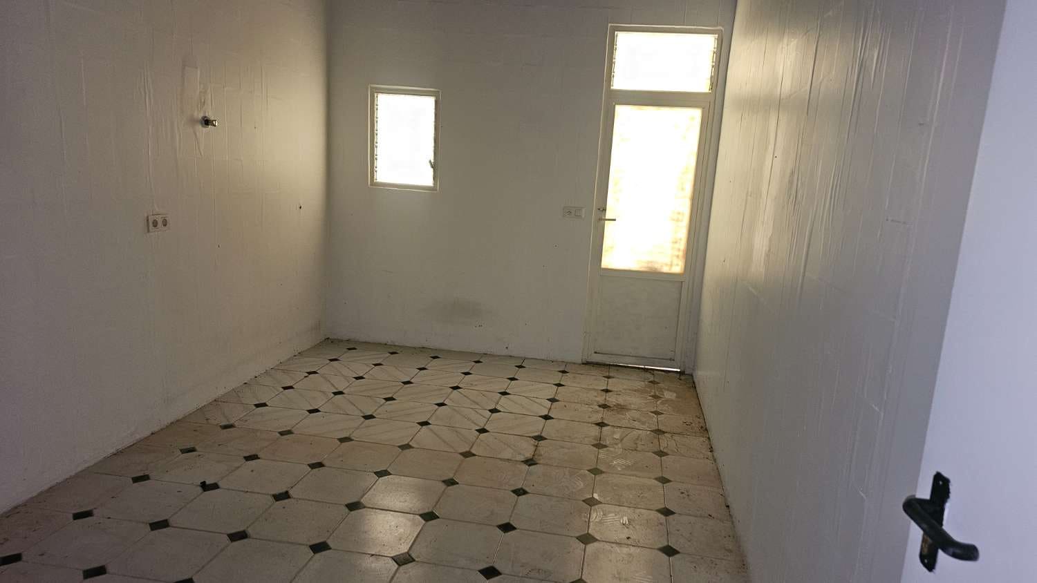 Kommersiell til salgs i Torrevieja - € 165 000 (Ref: 9115933)