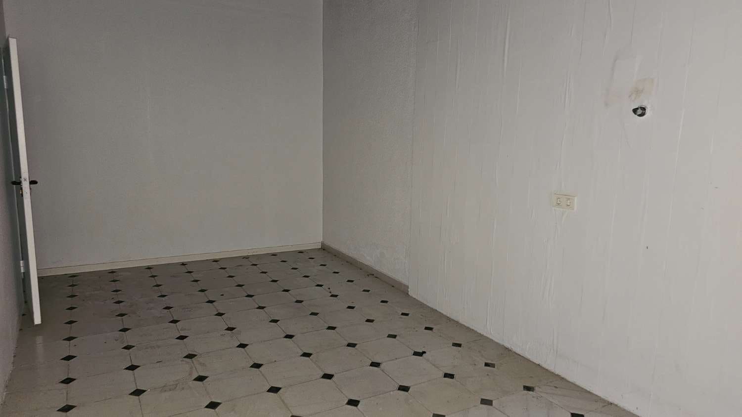 Kommersiell til salgs i Torrevieja - € 165 000 (Ref: 9115933)