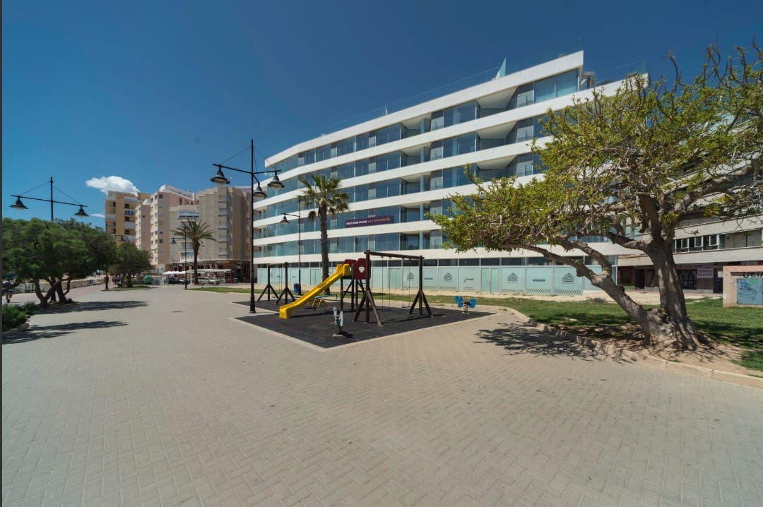 Kommersiell til salgs i Torrevieja - € 2 000 000 (Ref: 9180854)