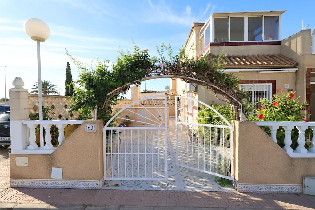 3 soveværelse Villa til salg i Punta Prima med swimmingpool - € 295.000 (Ref: 9285536)