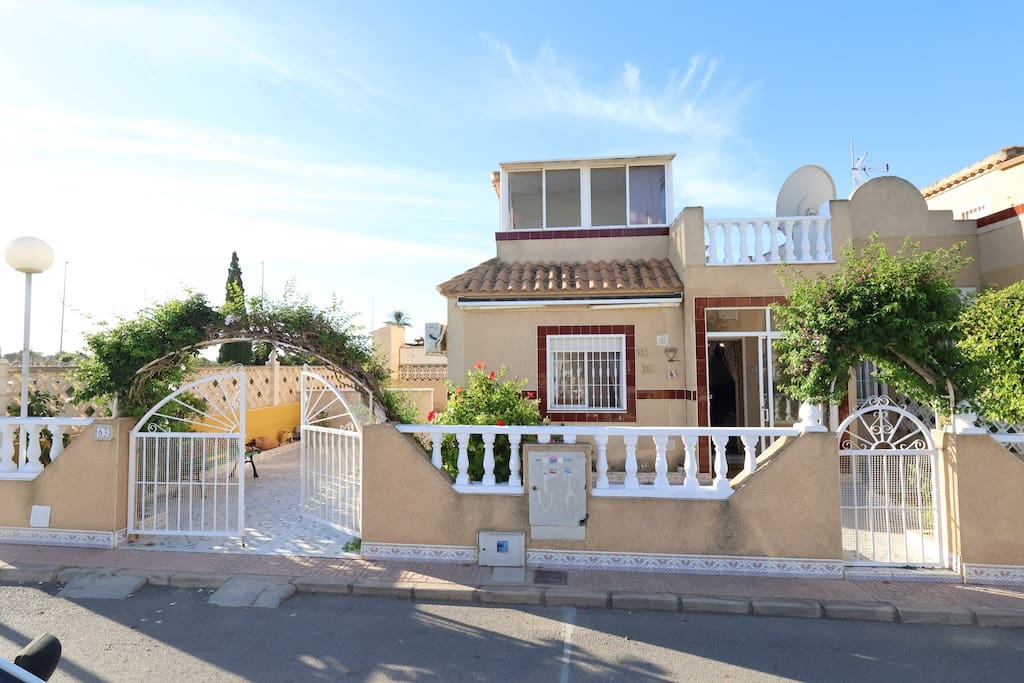 3 soveværelse Villa til salg i Punta Prima med swimmingpool - € 295.000 (Ref: 9285536)