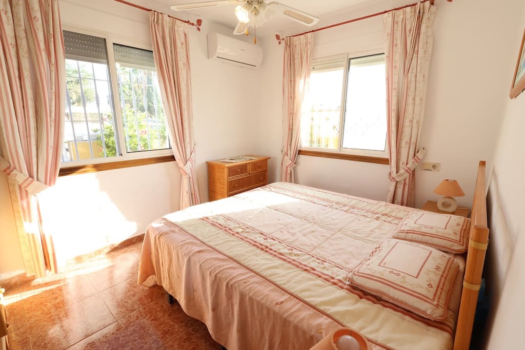 3 soveværelse Villa til salg i Punta Prima med swimmingpool - € 295.000 (Ref: 9285536)