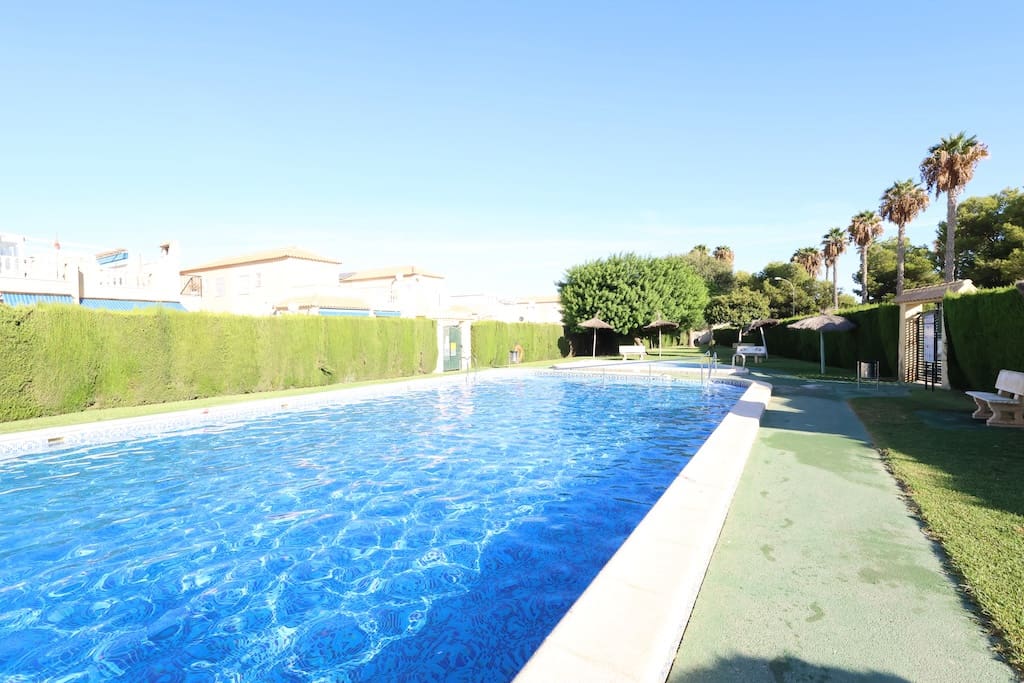 3 soveværelse Villa til salg i Punta Prima med swimmingpool - € 295.000 (Ref: 9285536)