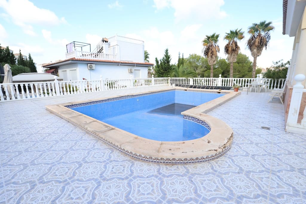 5 soverom Villa til salgs i Orihuela Costa med svømmebasseng garasje - € 850 000 (Ref: 9400559)