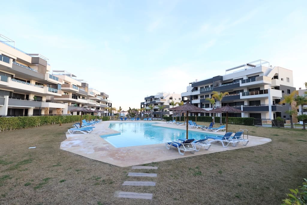 2 slaapkamer Appartement te koop in Playa Flamenca met zwembad garage - € 368.000 (Ref: 9512104)