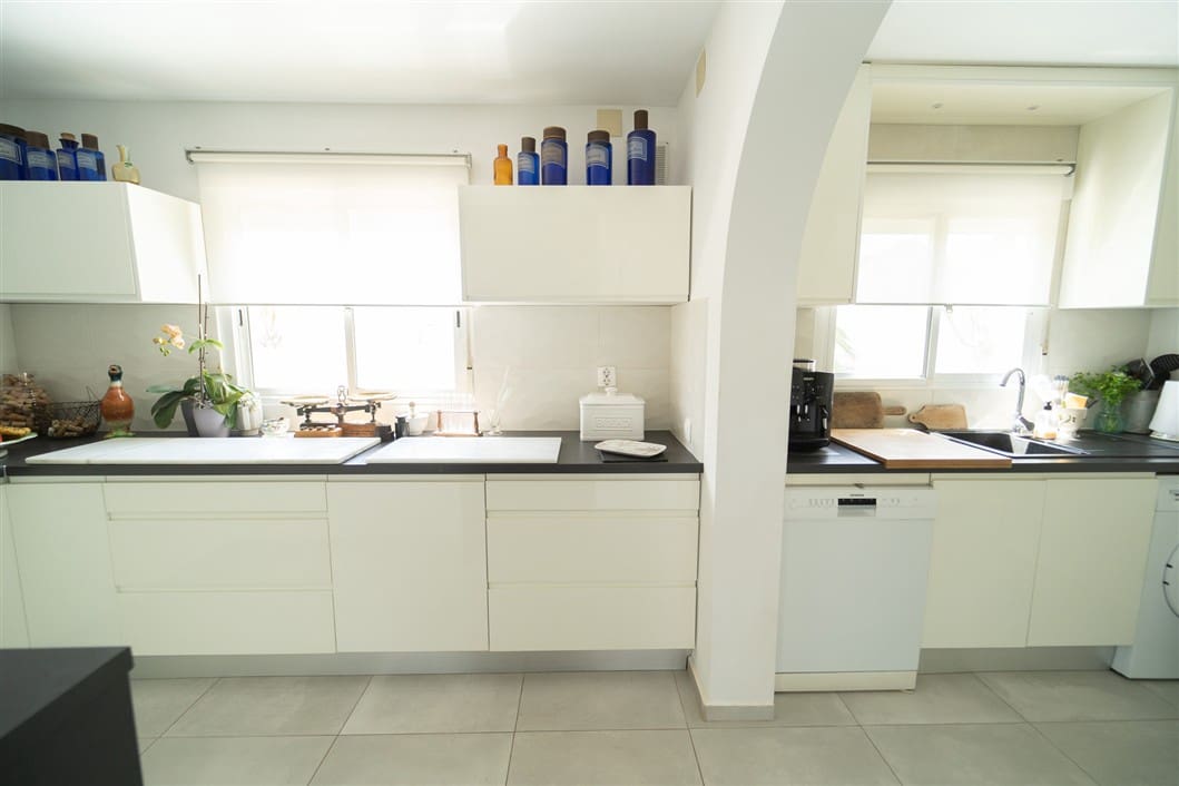 4 makuuhuone Huvila myytävänä paikassa El Chaparral mukana uima-altaan - 495 000 € (Ref: 9527192)