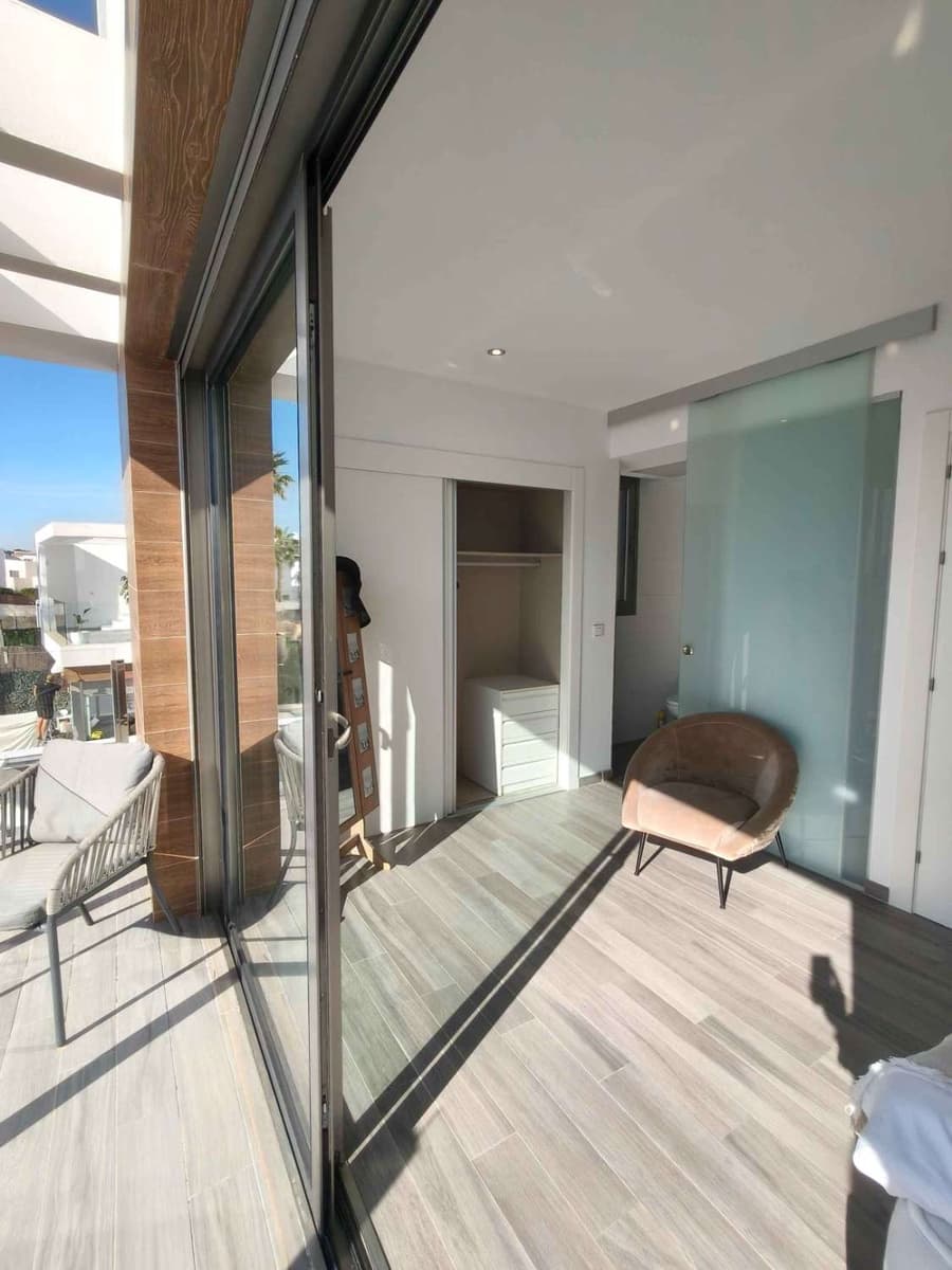 4 soveværelse Villa til salg i Orihuela Costa med swimmingpool garage - € 399.000 (Ref: 9535788)