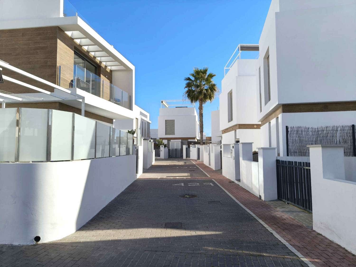 4 soveværelse Villa til salg i Orihuela Costa med swimmingpool garage - € 399.000 (Ref: 9535788)