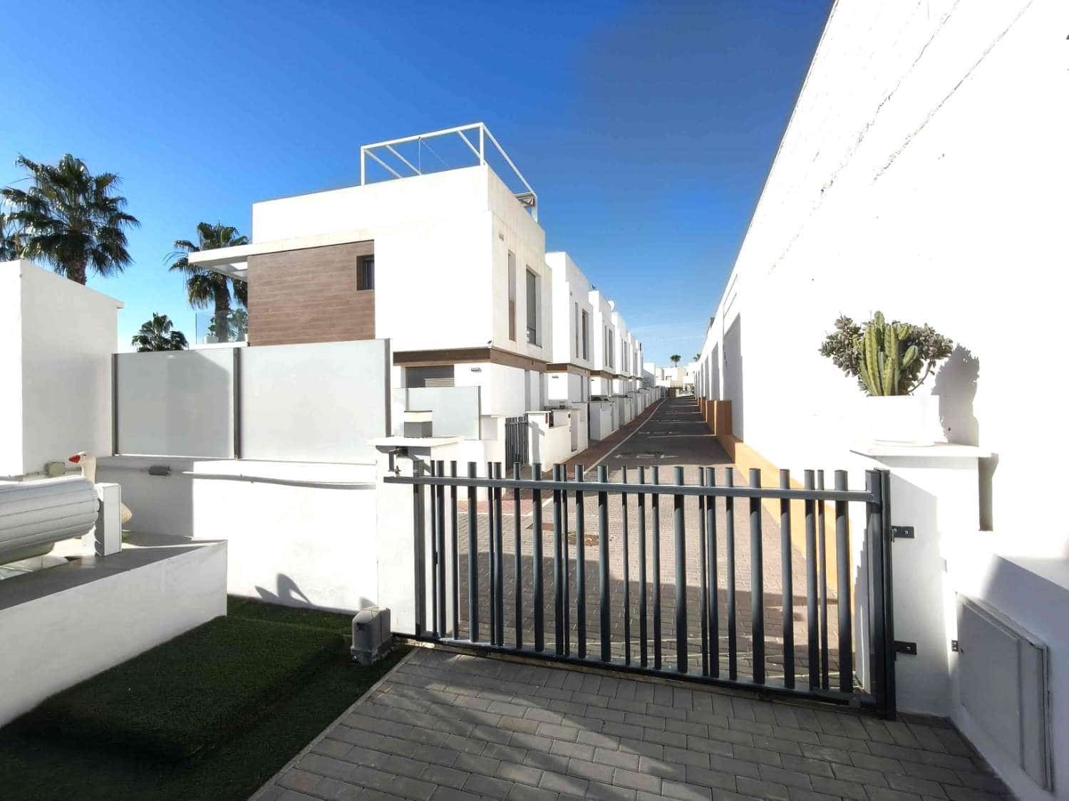 4 soveværelse Villa til salg i Orihuela Costa med swimmingpool garage - € 399.000 (Ref: 9535788)