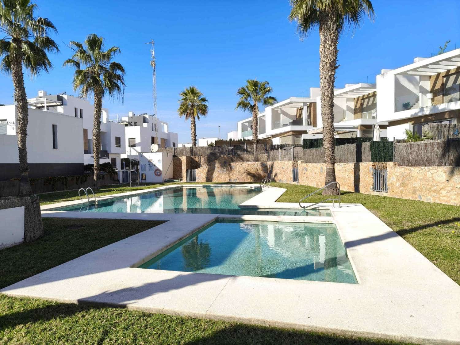 4 soveværelse Villa til salg i Orihuela Costa med swimmingpool garage - € 399.000 (Ref: 9535788)