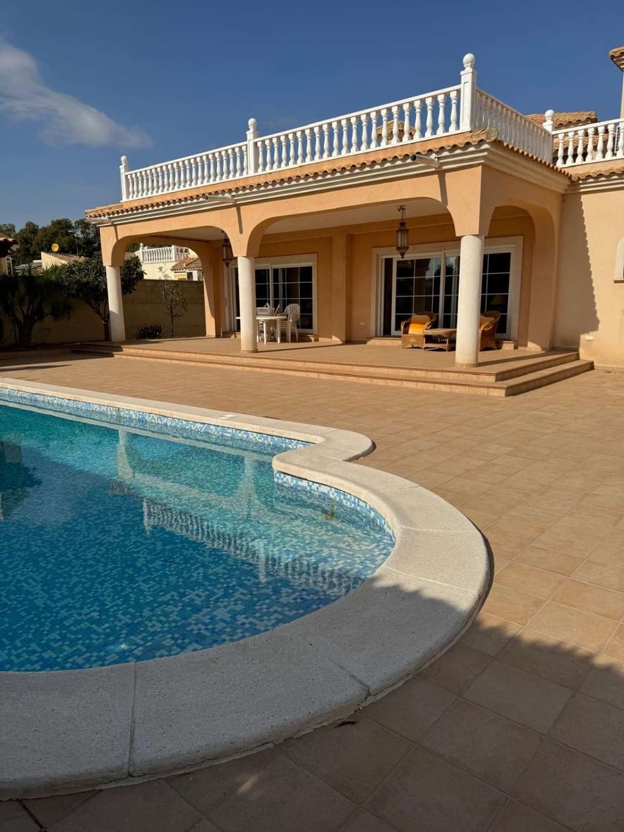 4 sovrum Villa till salu i Playa Flamenca med pool - 870 000 € (Ref: 9540912)