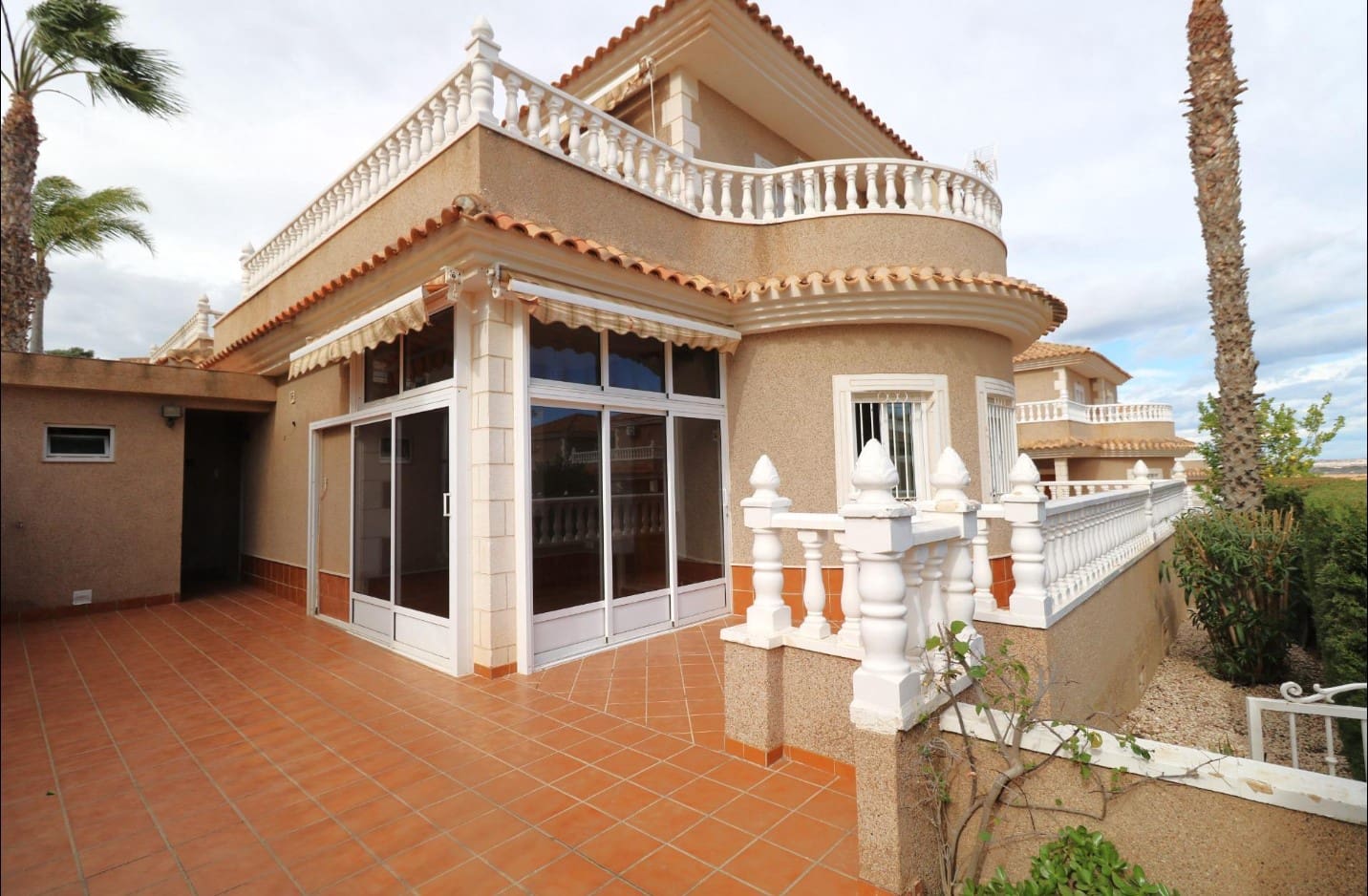 4 soverom Villa til salgs i Torrevieja med svømmebasseng garasje - € 360 000 (Ref: 9615245)