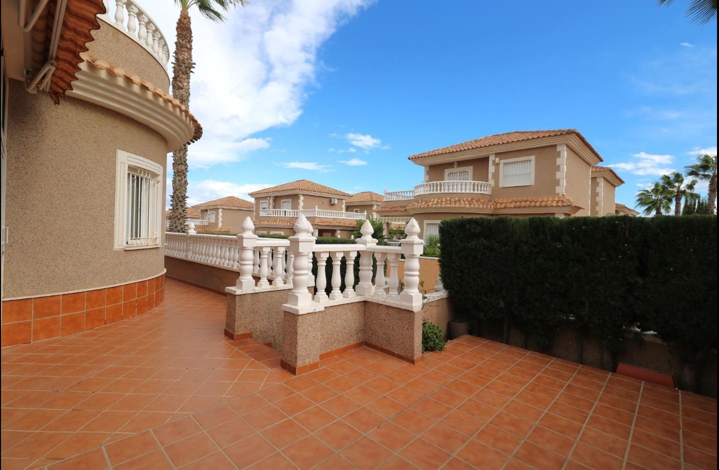 4 soverom Villa til salgs i Torrevieja med svømmebasseng garasje - € 360 000 (Ref: 9615245)