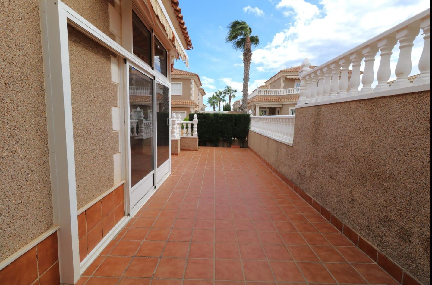 4 soverom Villa til salgs i Torrevieja med svømmebasseng garasje - € 360 000 (Ref: 9615245)
